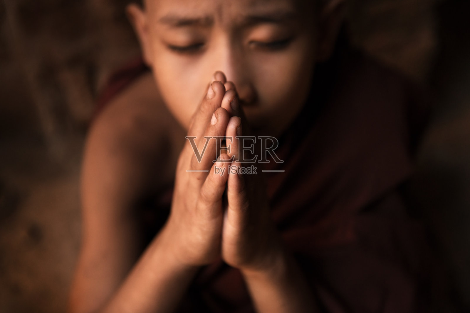 佛教新手和尚在寺庙祈祷照片摄影图片