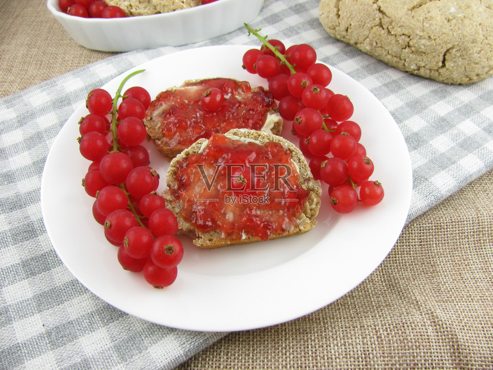 燕麦面包配红果酱照片摄影图片