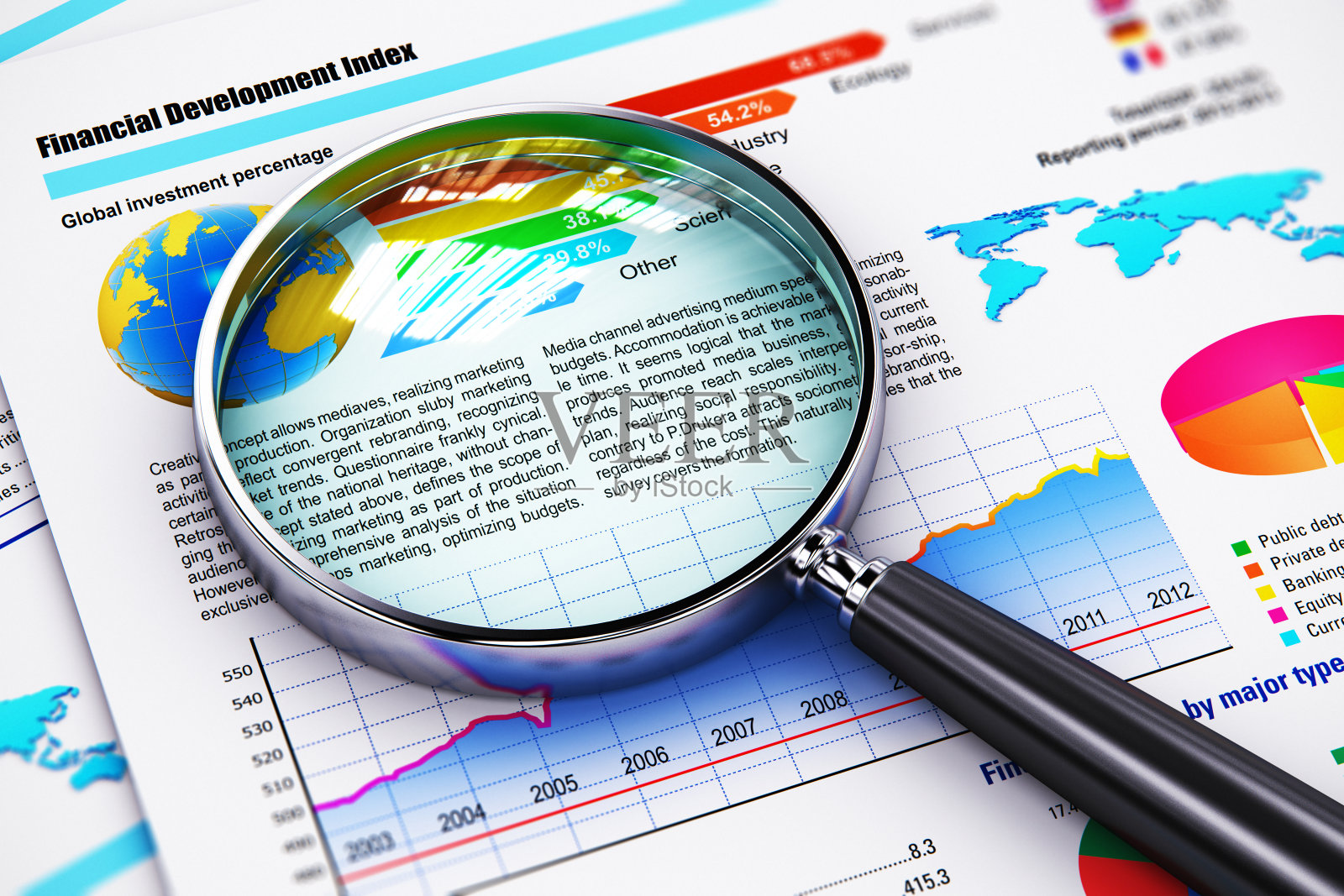 财务报告文件和放大镜照片摄影图片