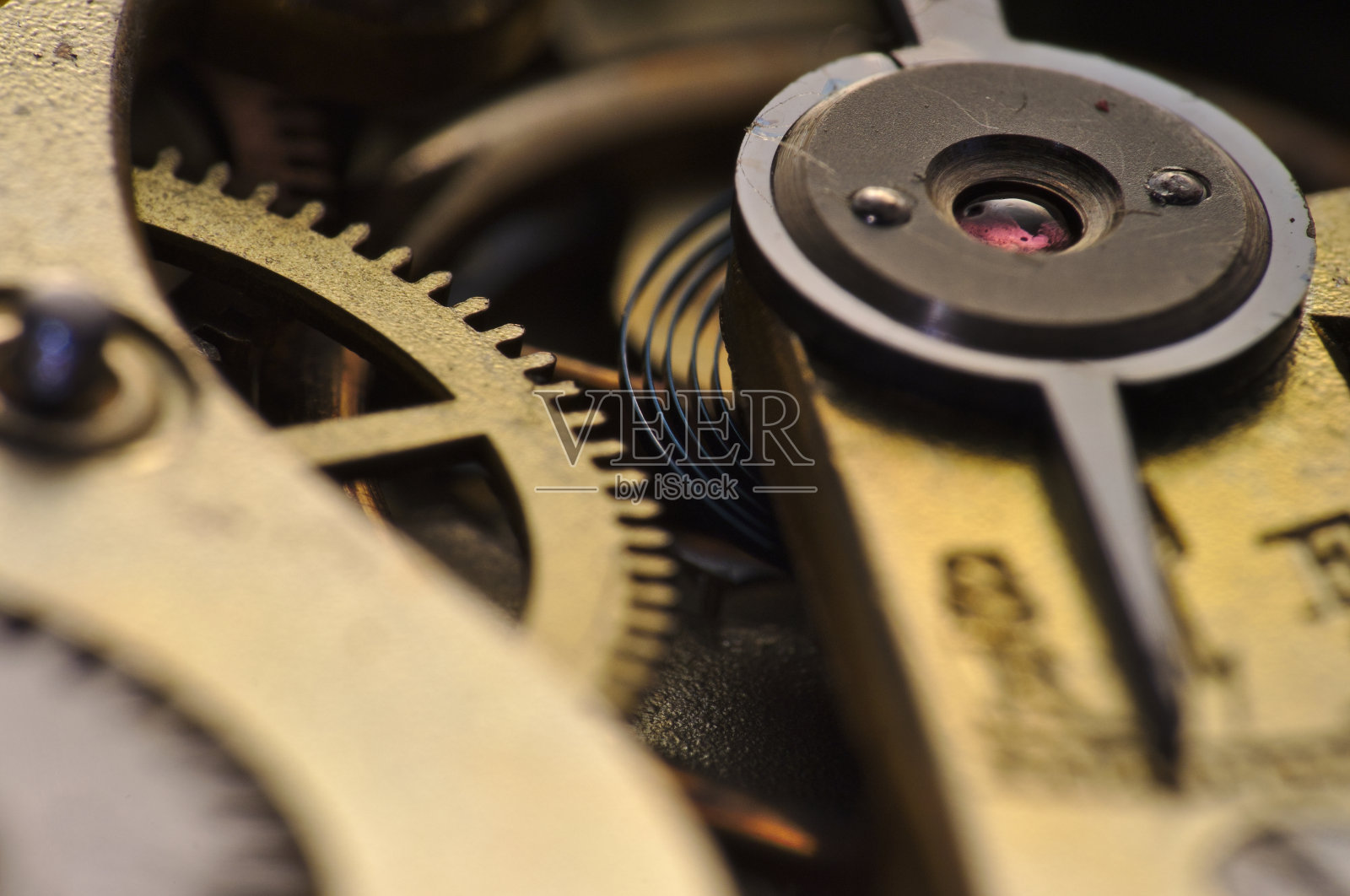 一个旧手表内部的宏照片摄影图片