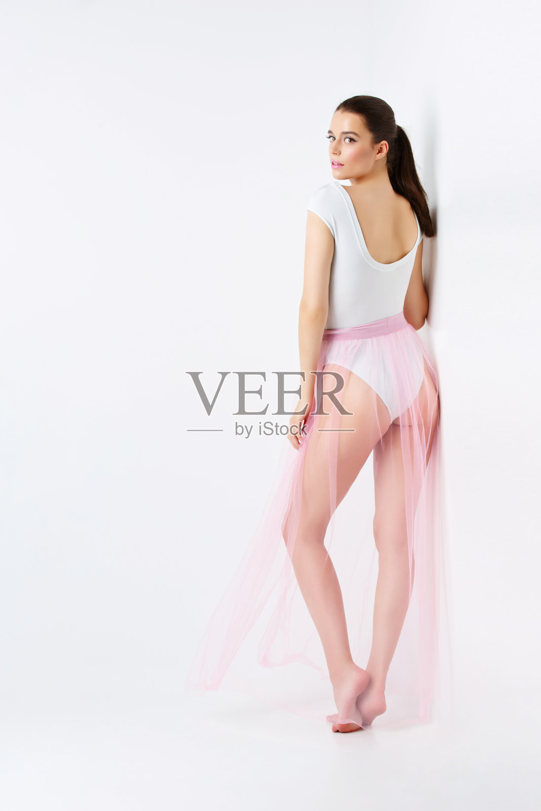 穿着紧身胸衣的漂亮女孩照片摄影图片