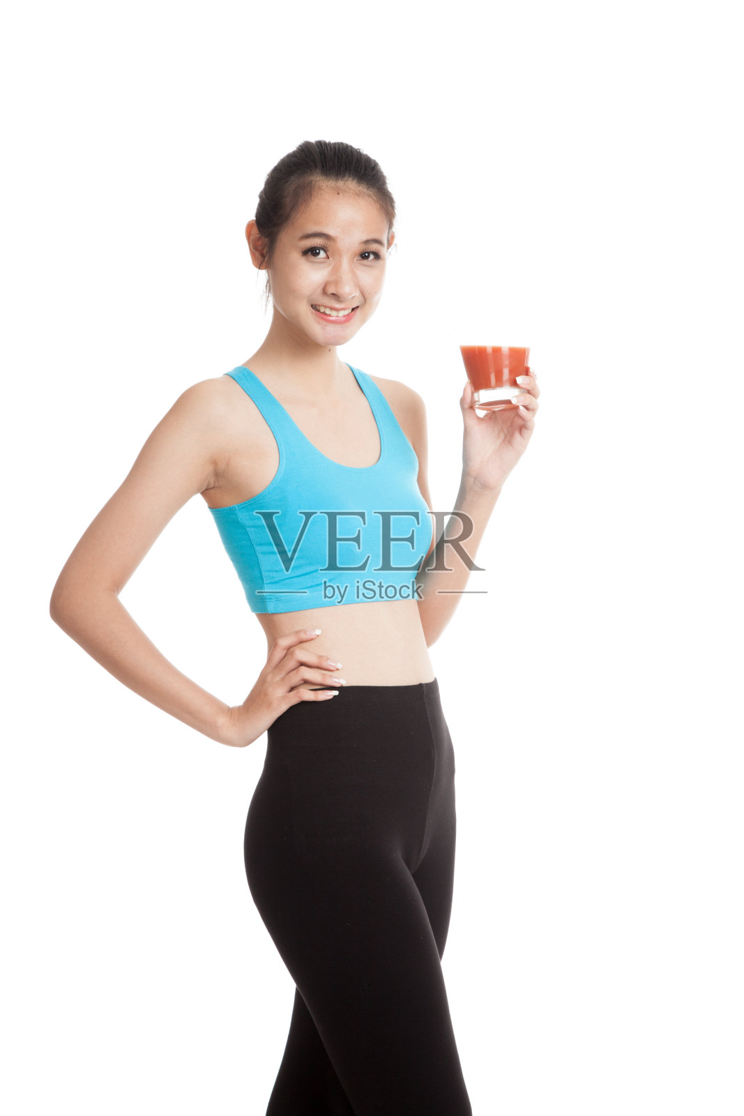 美丽健康的亚洲女孩和番茄汁照片摄影图片