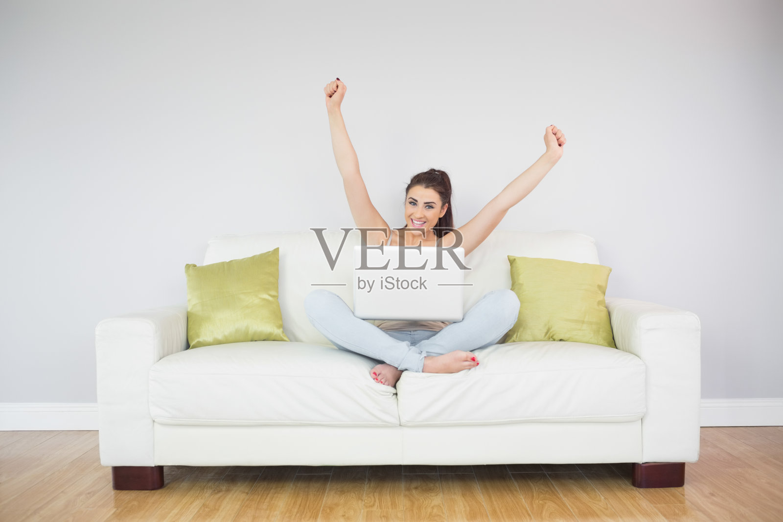 年轻欢呼的女人用她的笔记本照片摄影图片