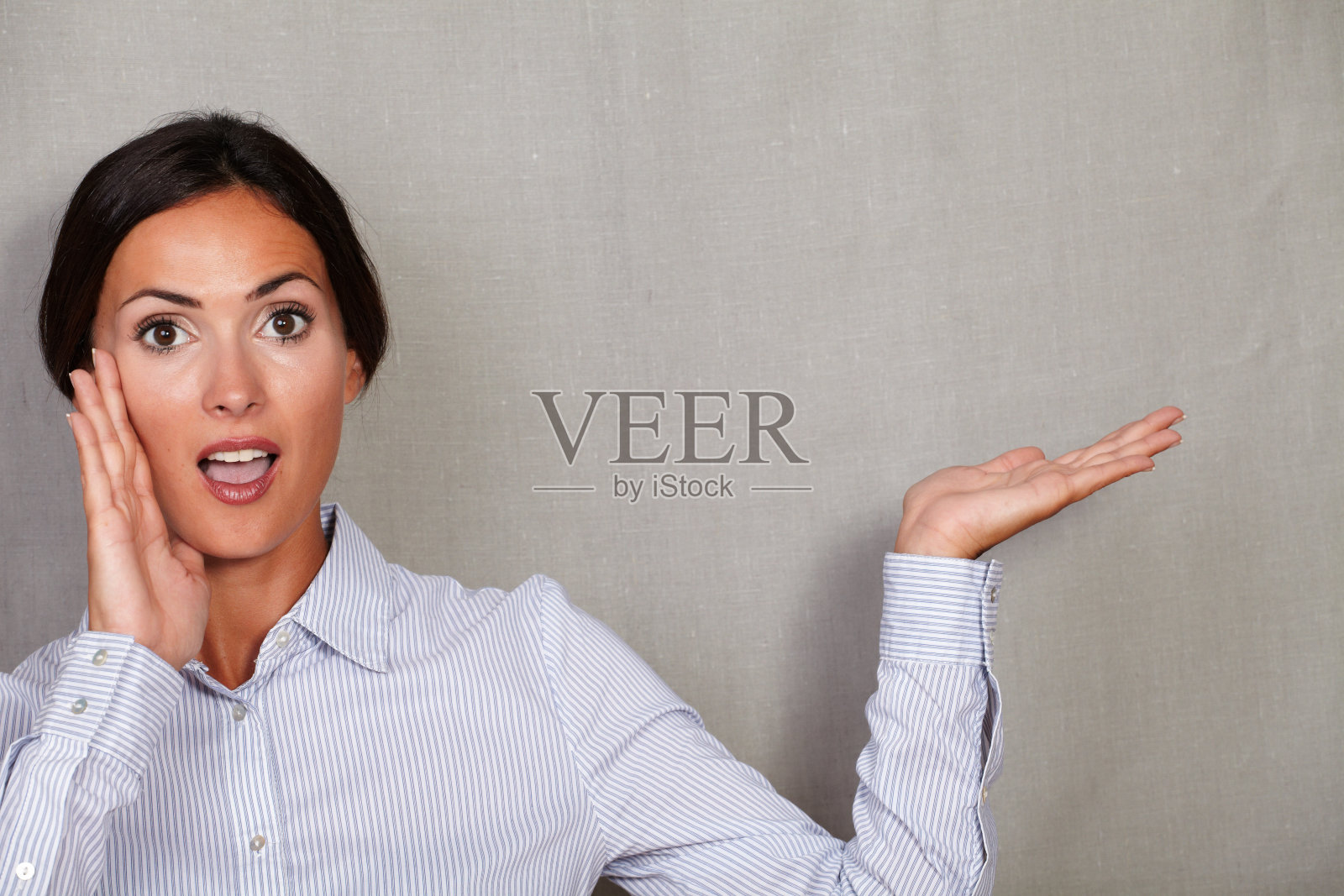 惊讶的黑发女士显示张开嘴的手势照片摄影图片