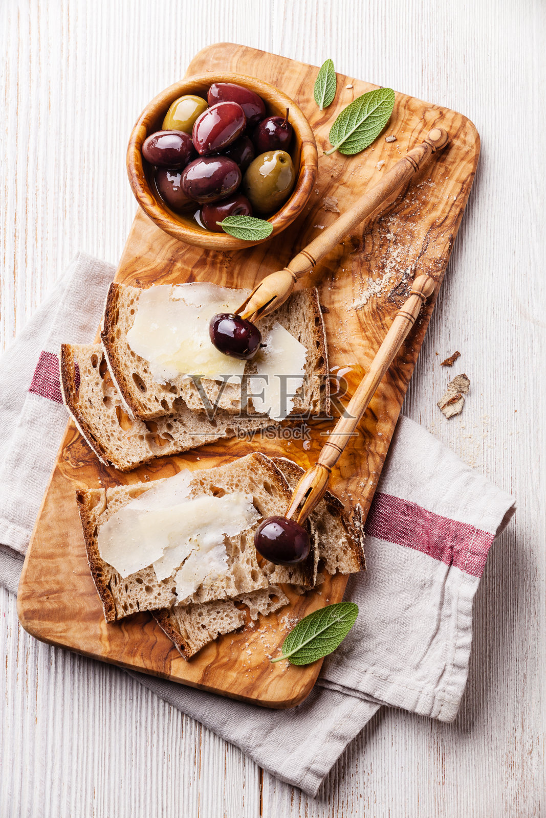 三明治加奶酪和橄榄照片摄影图片