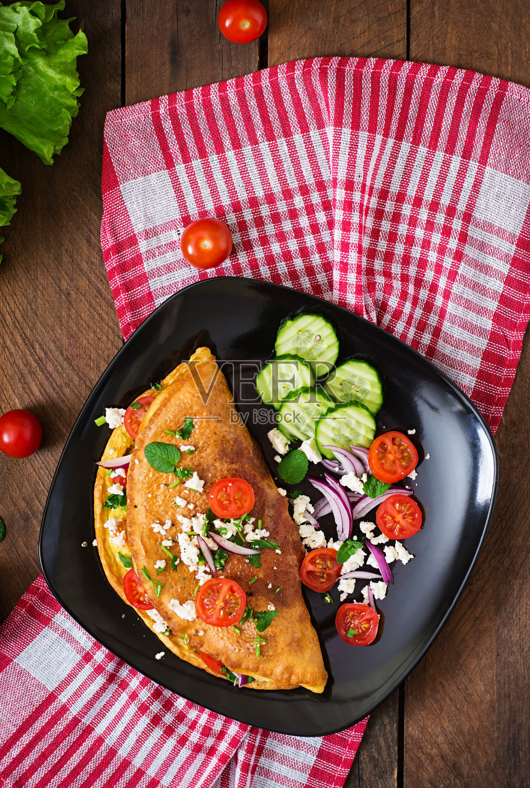 煎蛋卷配西红柿，欧芹和羊乳酪照片摄影图片