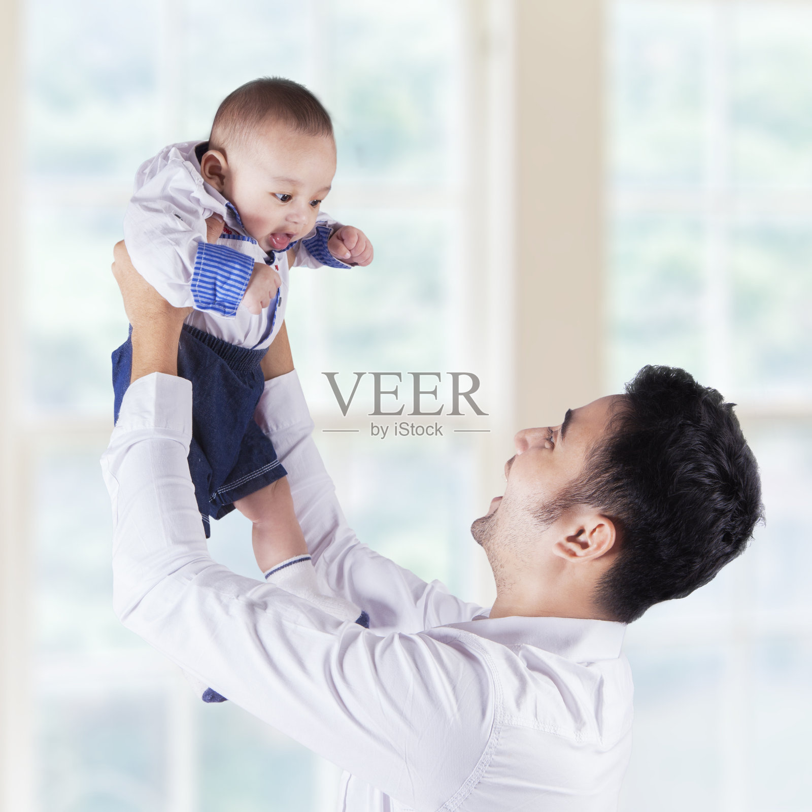 快乐的爸爸和宝宝在窗边照片摄影图片