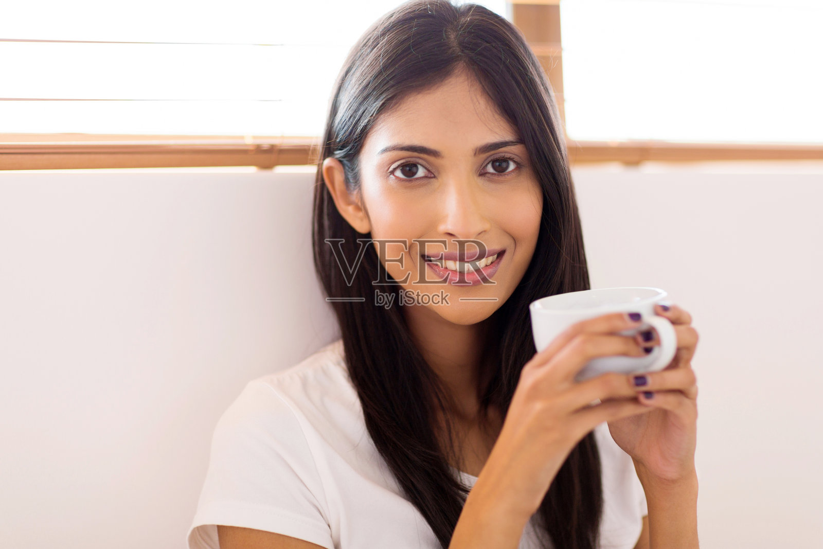 印度女子喝咖啡照片摄影图片