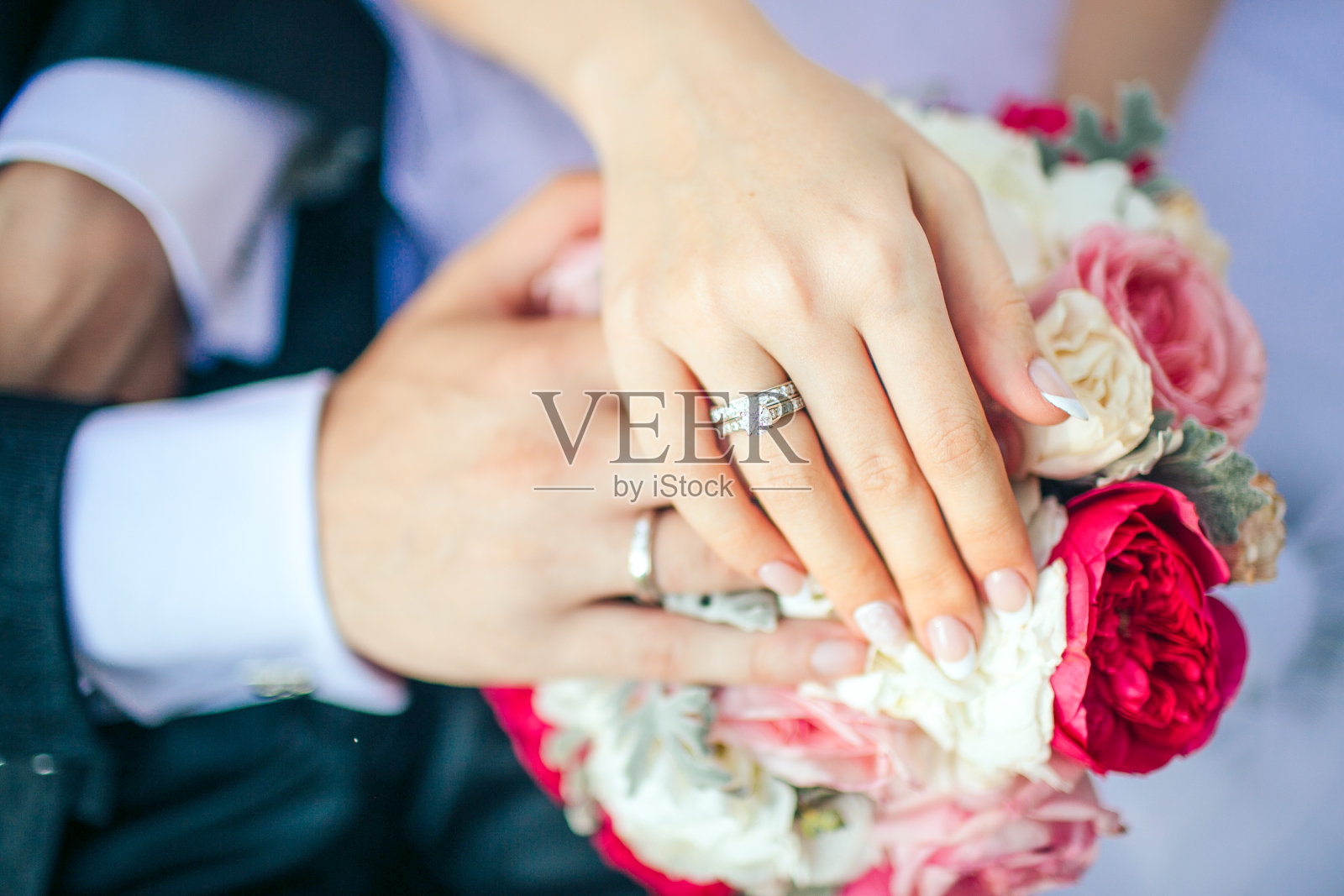 新娘手持一束鲜花照片摄影图片