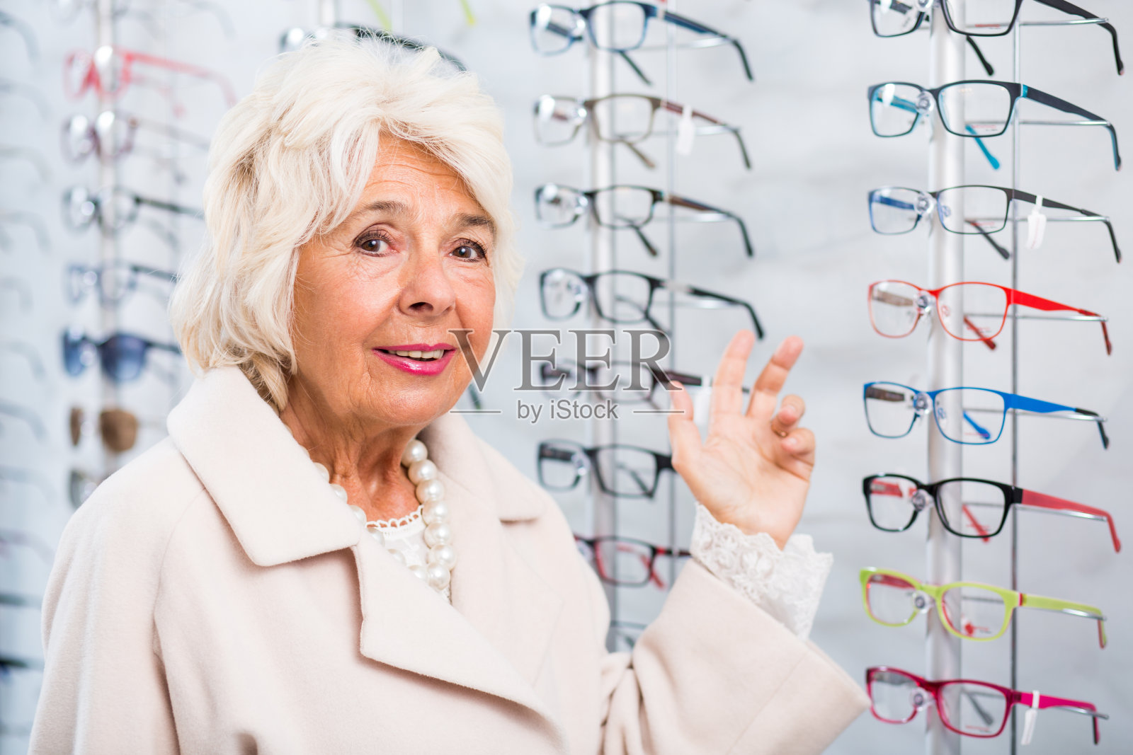 眼镜店的资深女士照片摄影图片