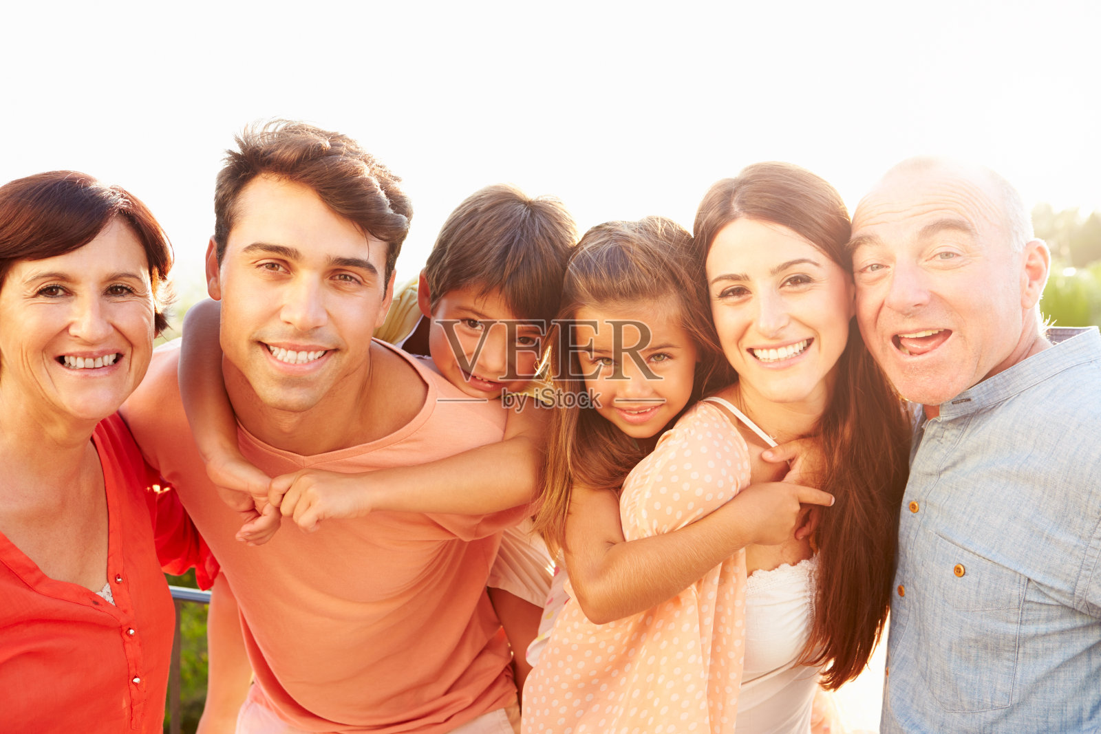 父母与祖父母给孩子骑照片摄影图片