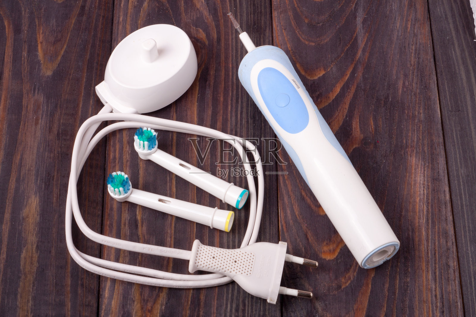 木制背景上的旧电动牙刷照片摄影图片