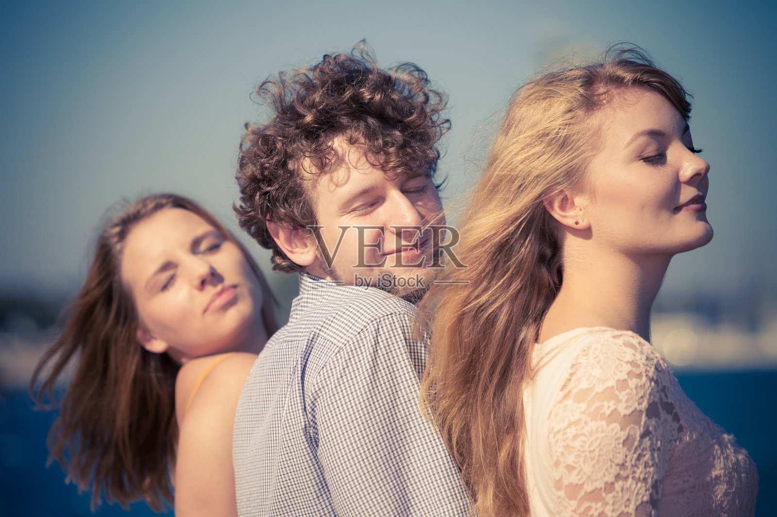 群朋友男孩两个女孩在户外玩照片摄影图片