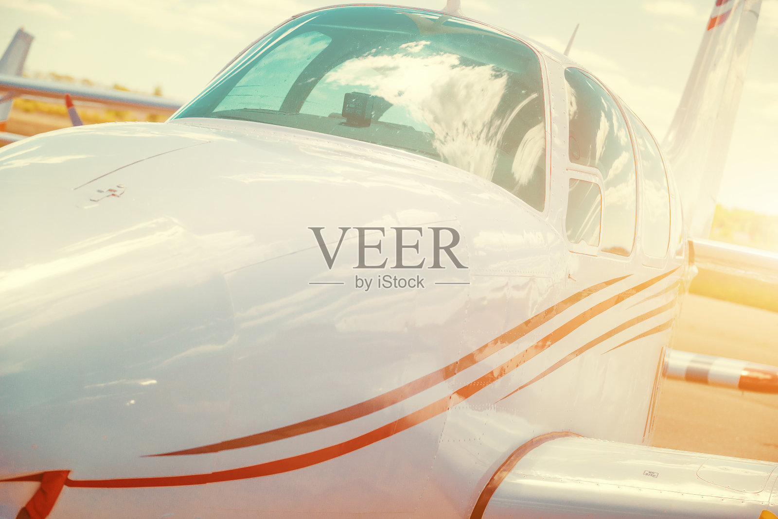 一架小型运动飞机的机舱照片摄影图片