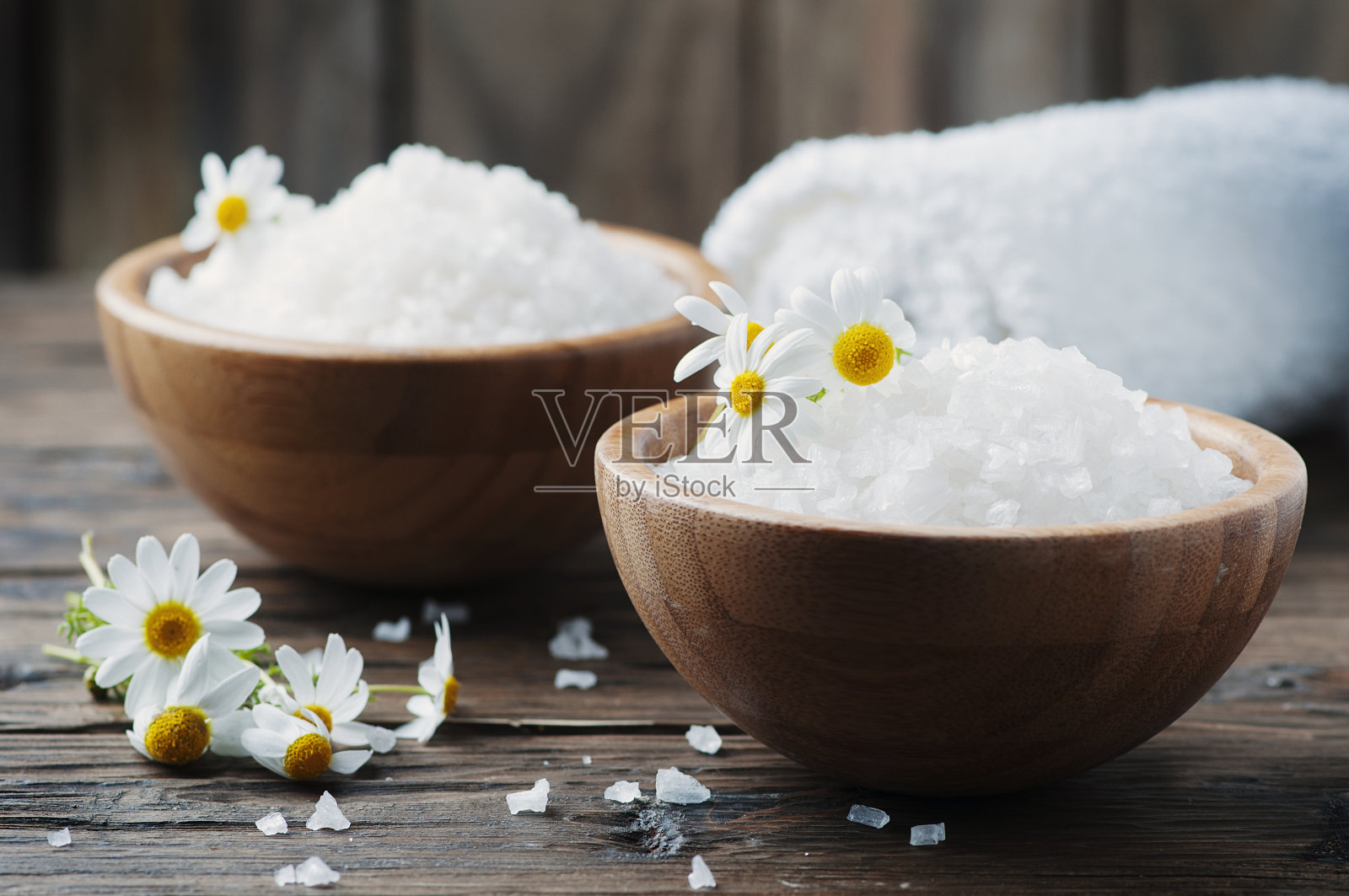 用盐和雏菊做水疗的概念照片摄影图片