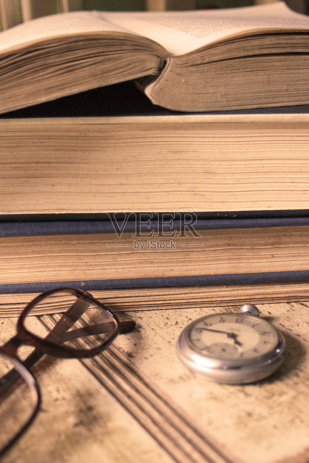 旧书，手表和眼镜照片摄影图片
