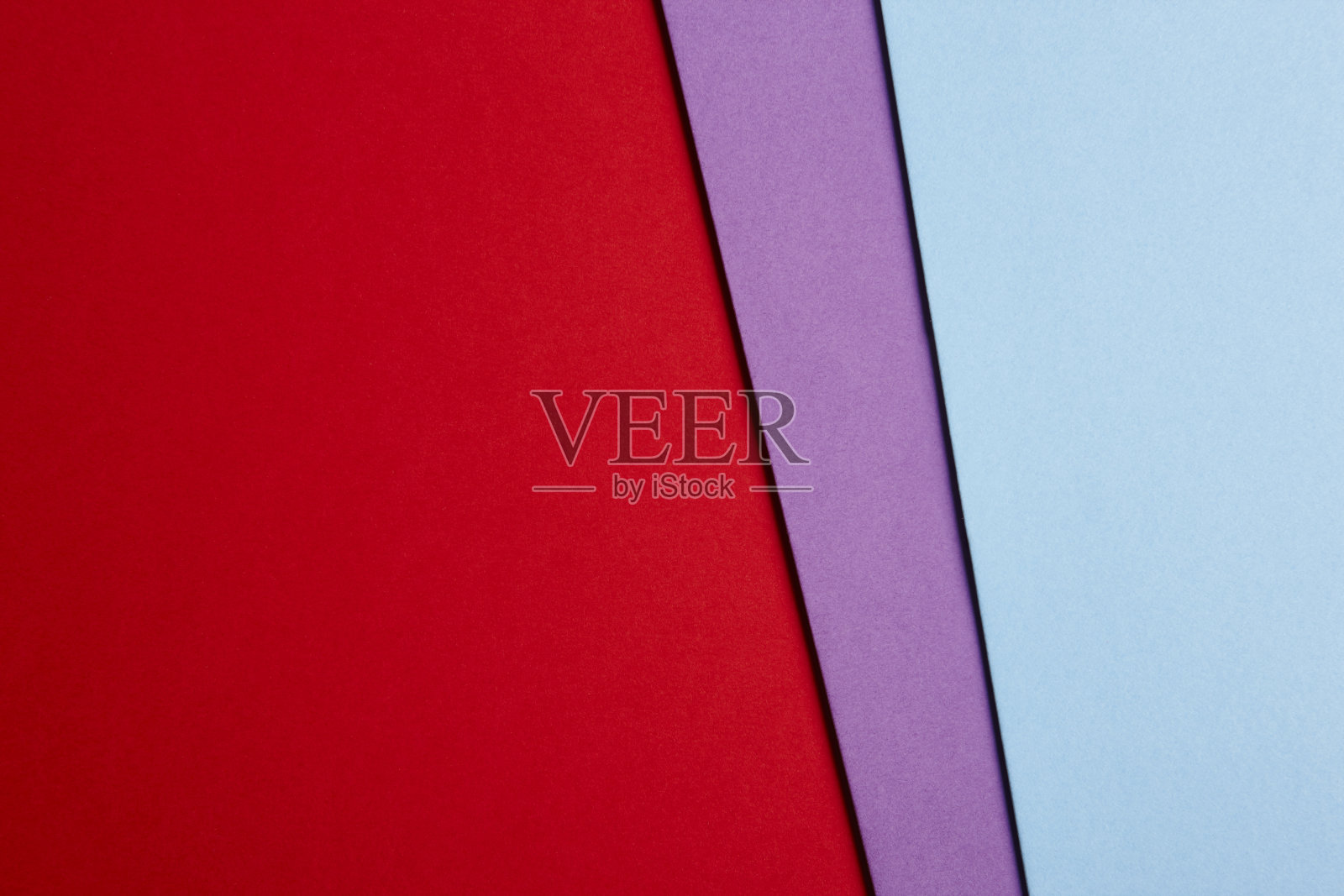 彩色的硬纸板背景在红紫蓝调。复制spac照片摄影图片