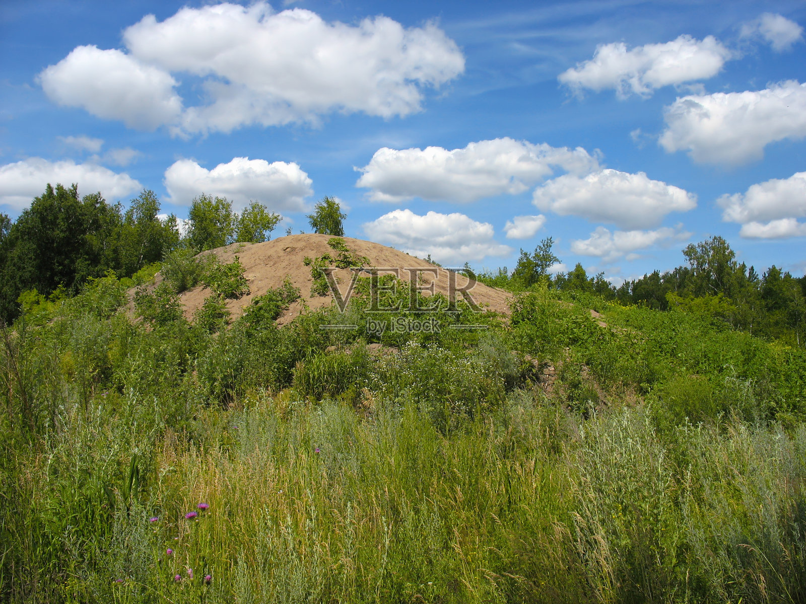 夏天的风景:山上的云朵照片摄影图片