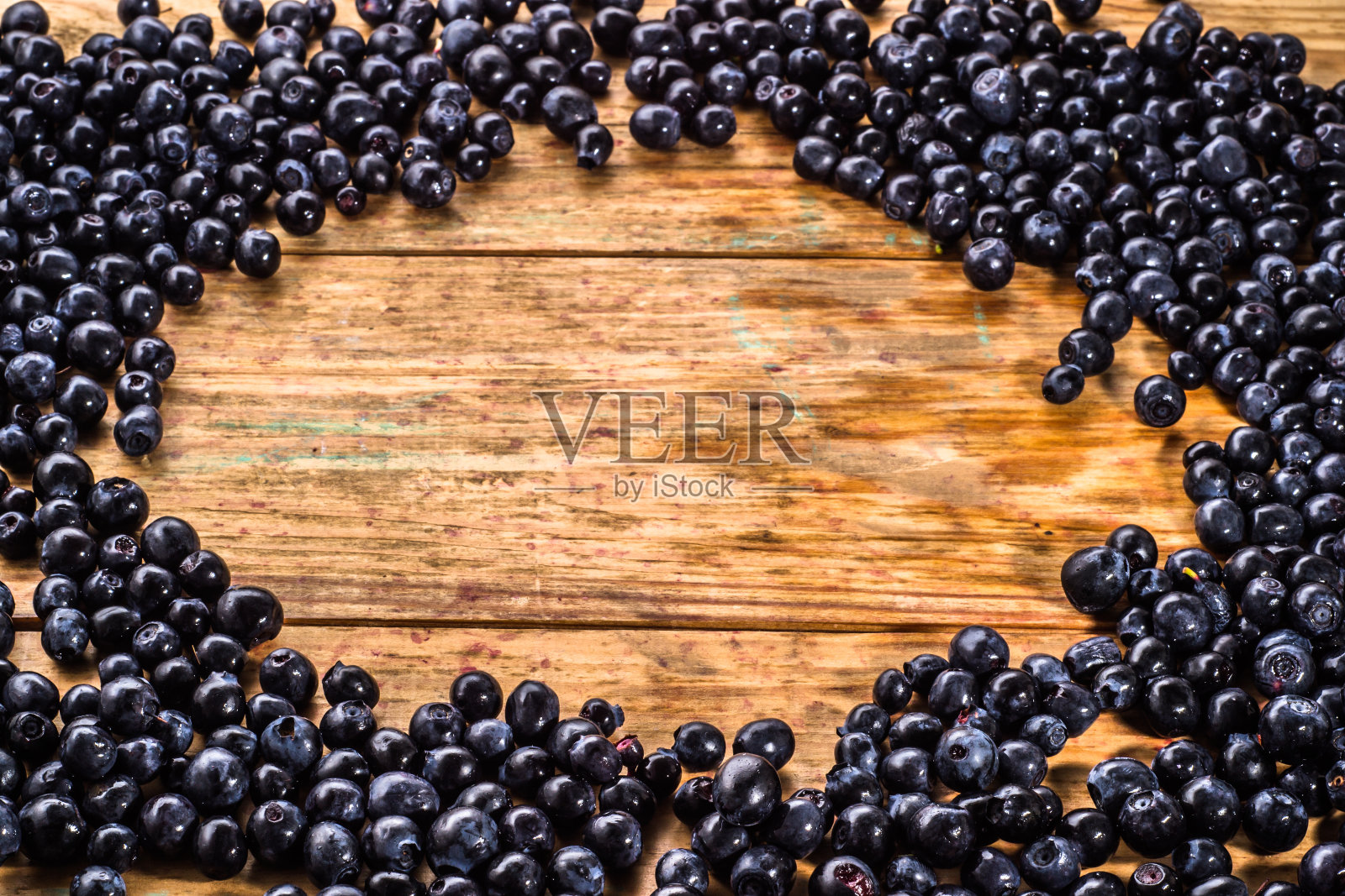 木背景上的蓝莓。照片摄影图片