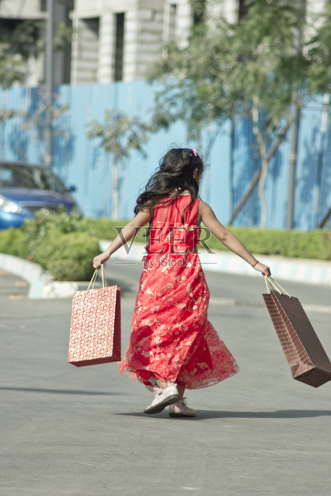 年轻的女孩拿着购物袋照片摄影图片