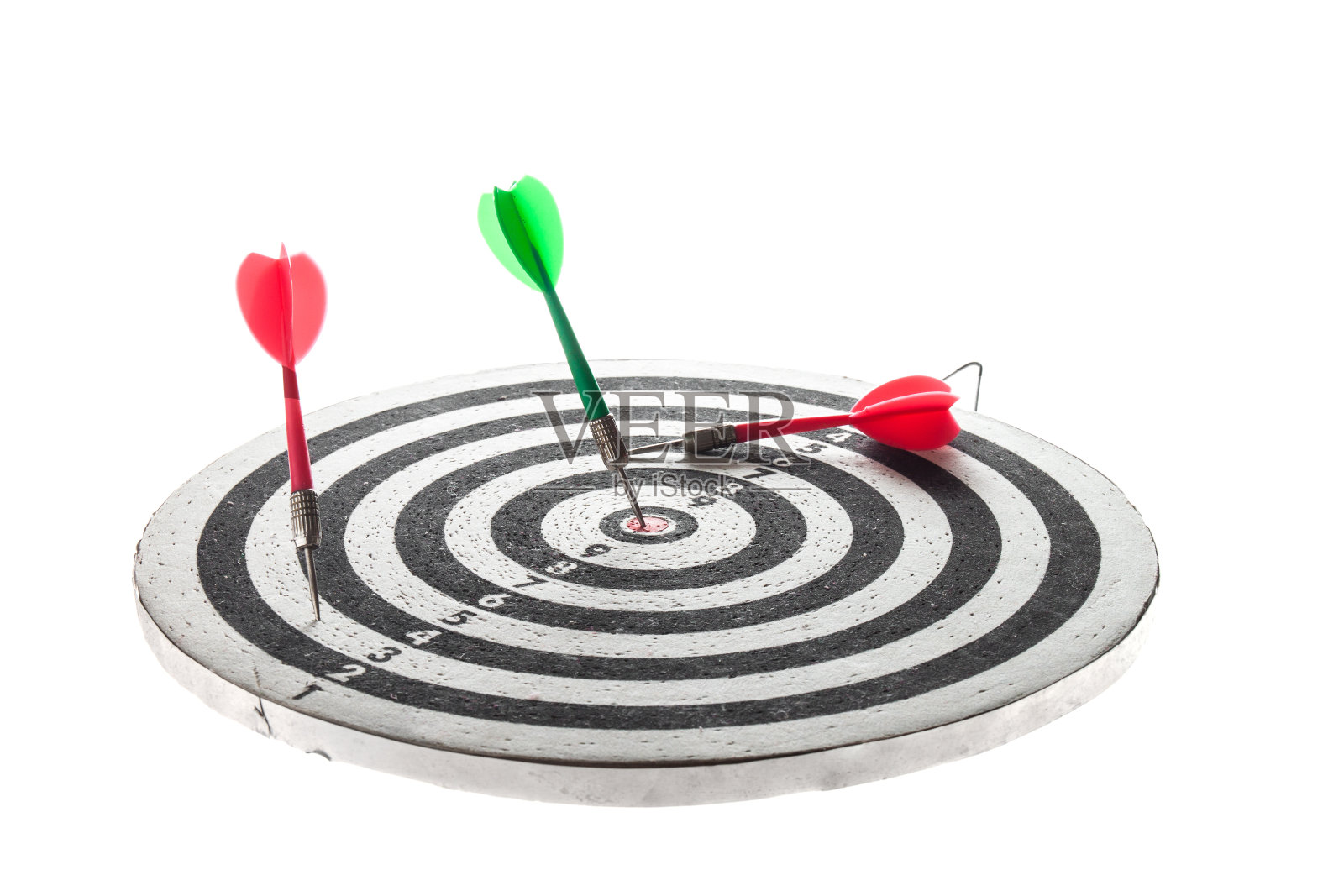 射中靶中心的飞镖，照片摄影图片