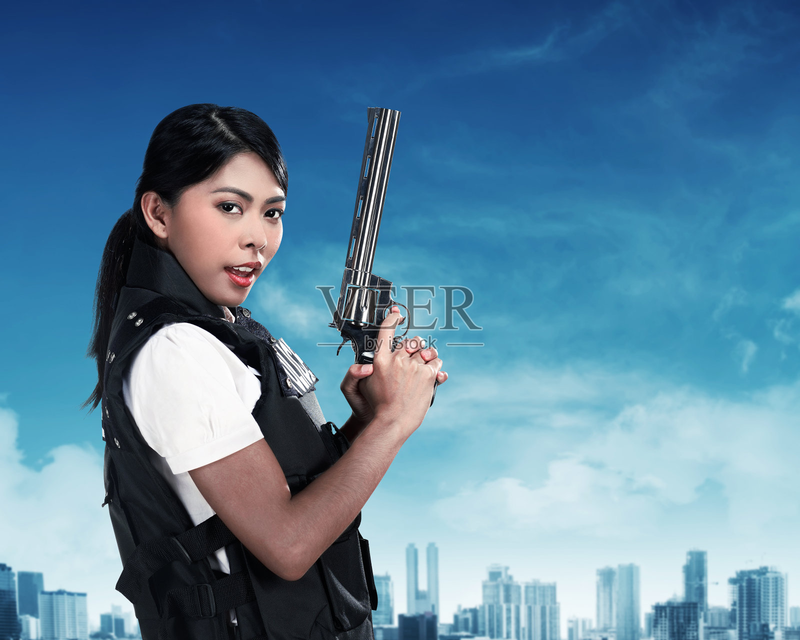 漂亮的女警察拿着枪照片摄影图片