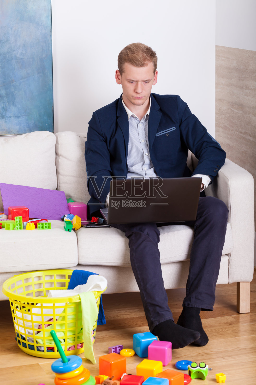 父亲在家工作照片摄影图片