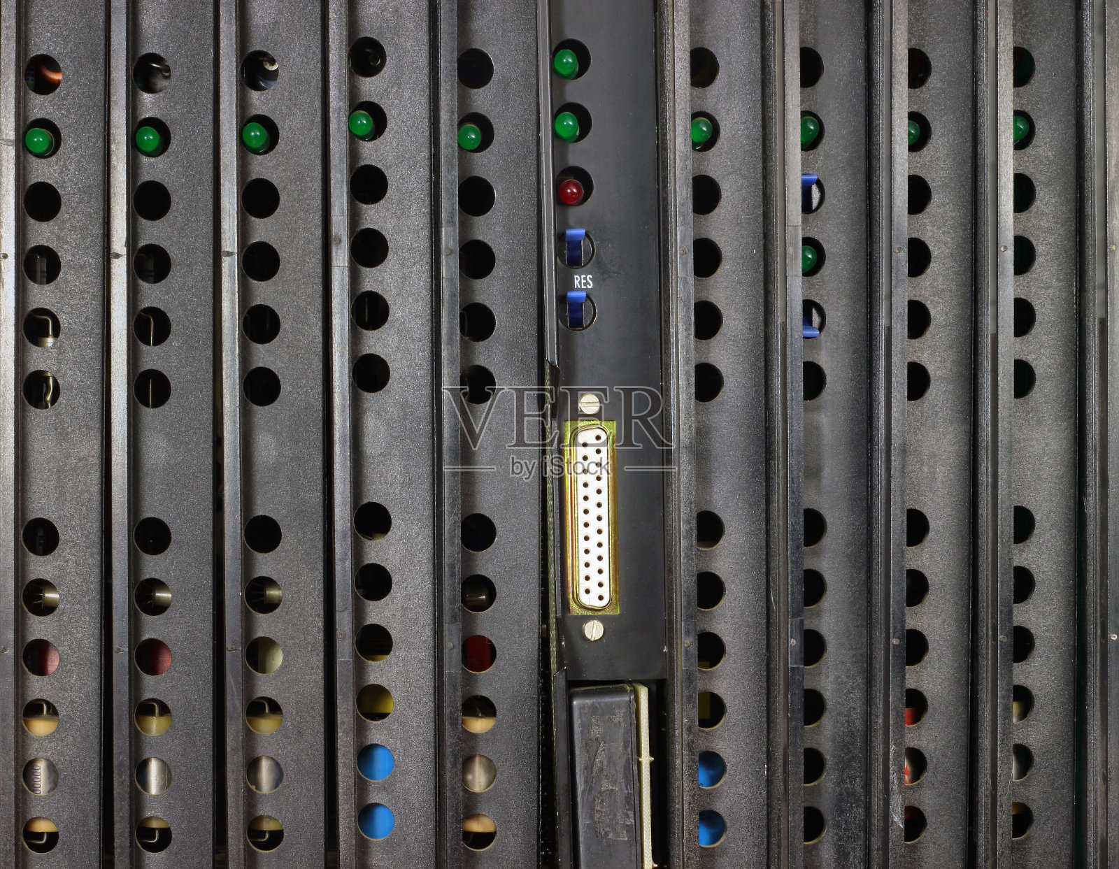 旧电话交换机后面板。带有指示灯和照片摄影图片