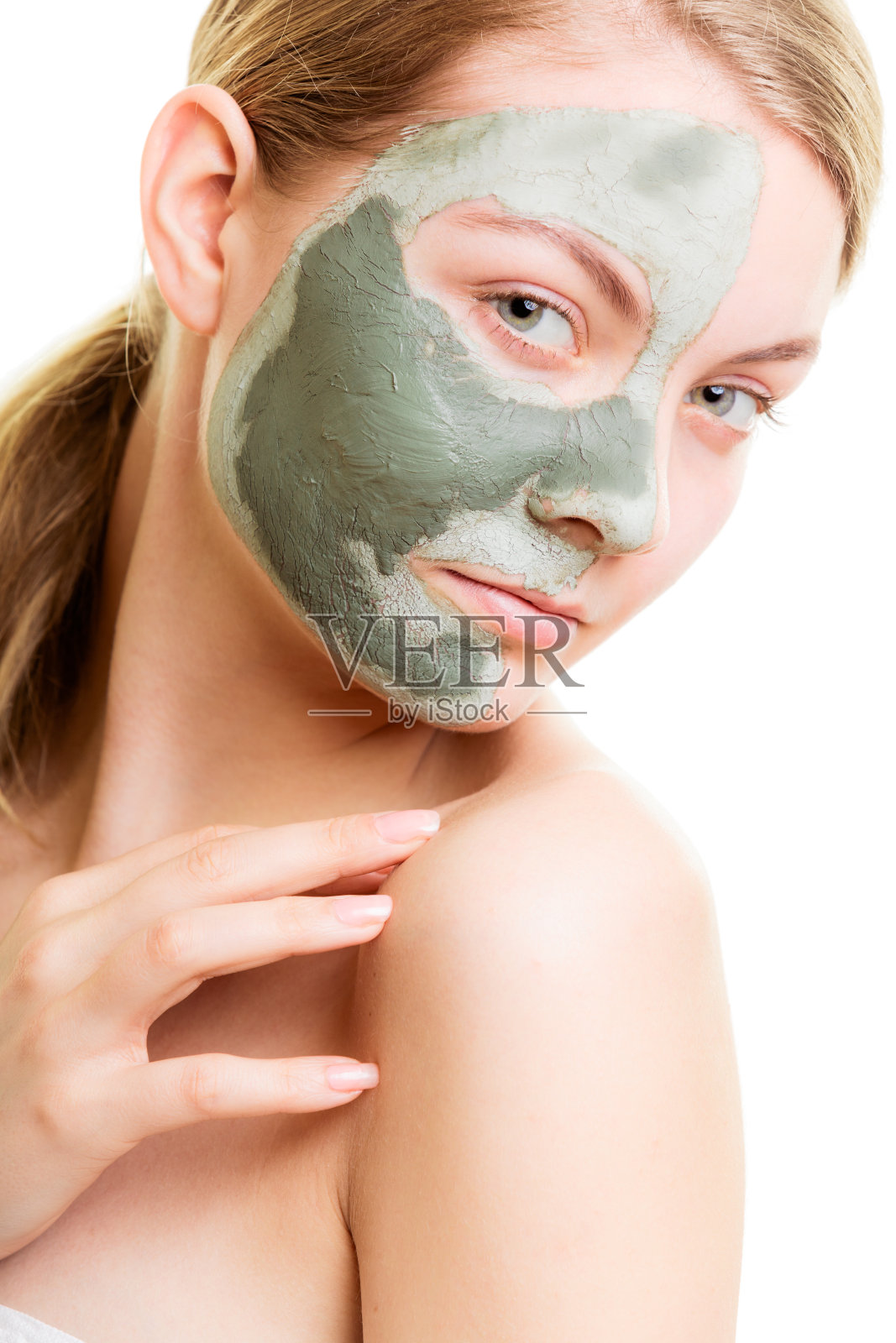 女人在泥泥面膜上，脸被隔离在白色。照片摄影图片