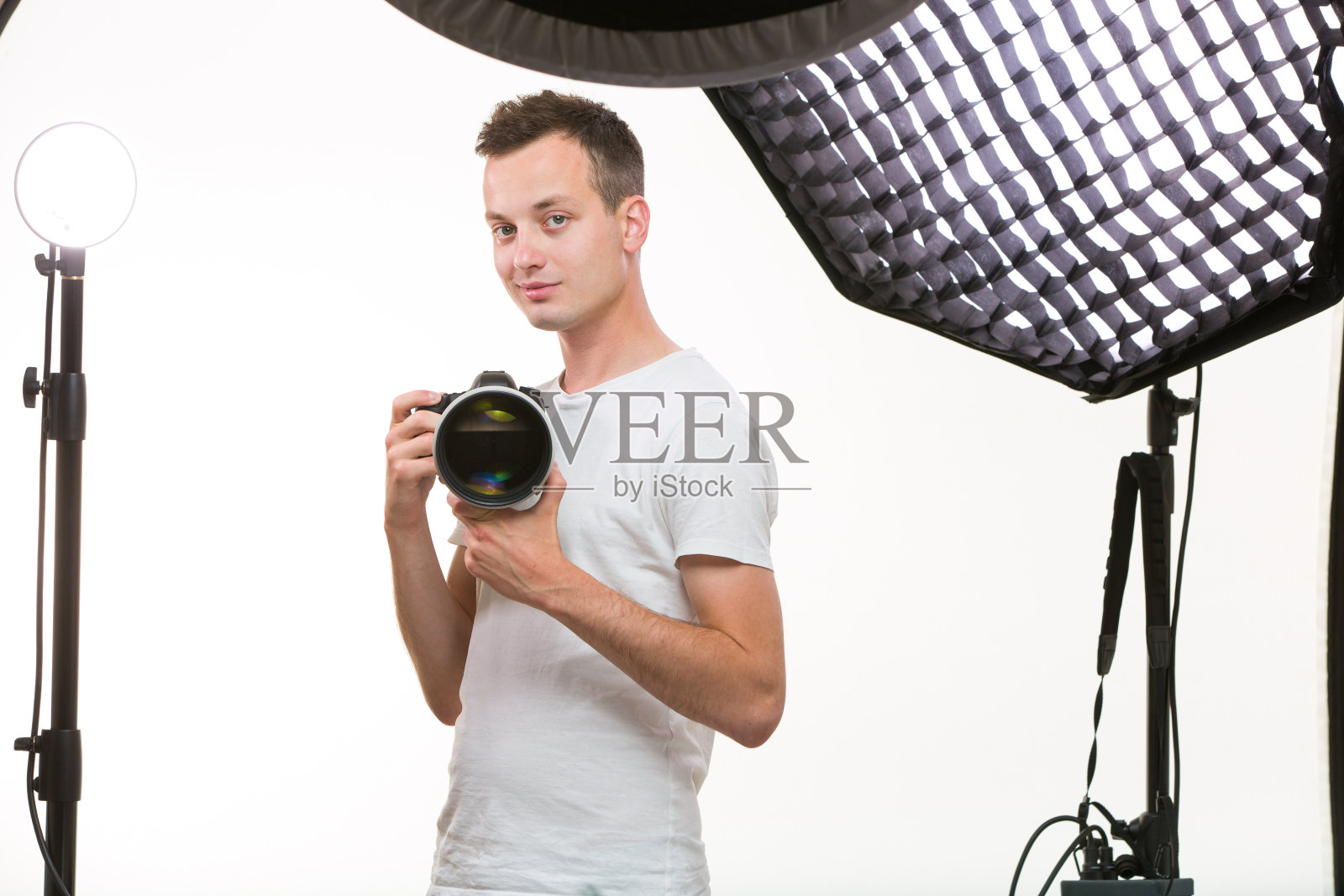 年轻的专业摄影师与数码相机照片摄影图片