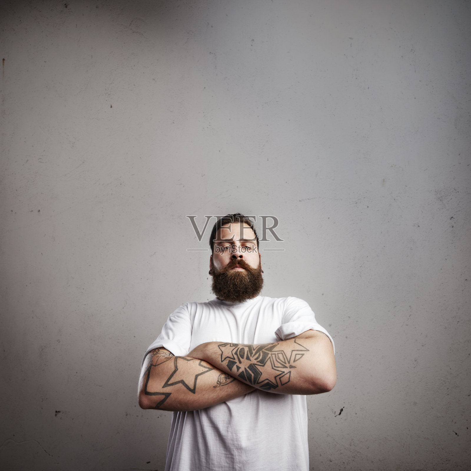 一个凶残的大胡子男人的肖像照片摄影图片