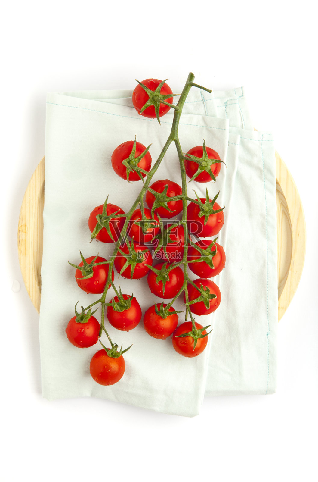 成熟的圣女果和罗勒叶放在木盘上。前照片摄影图片