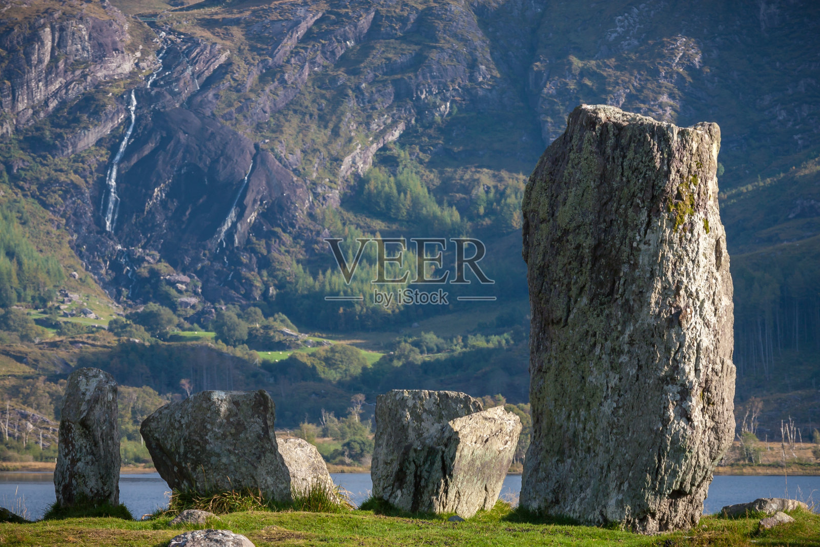 令人震惊的站在石头照片摄影图片