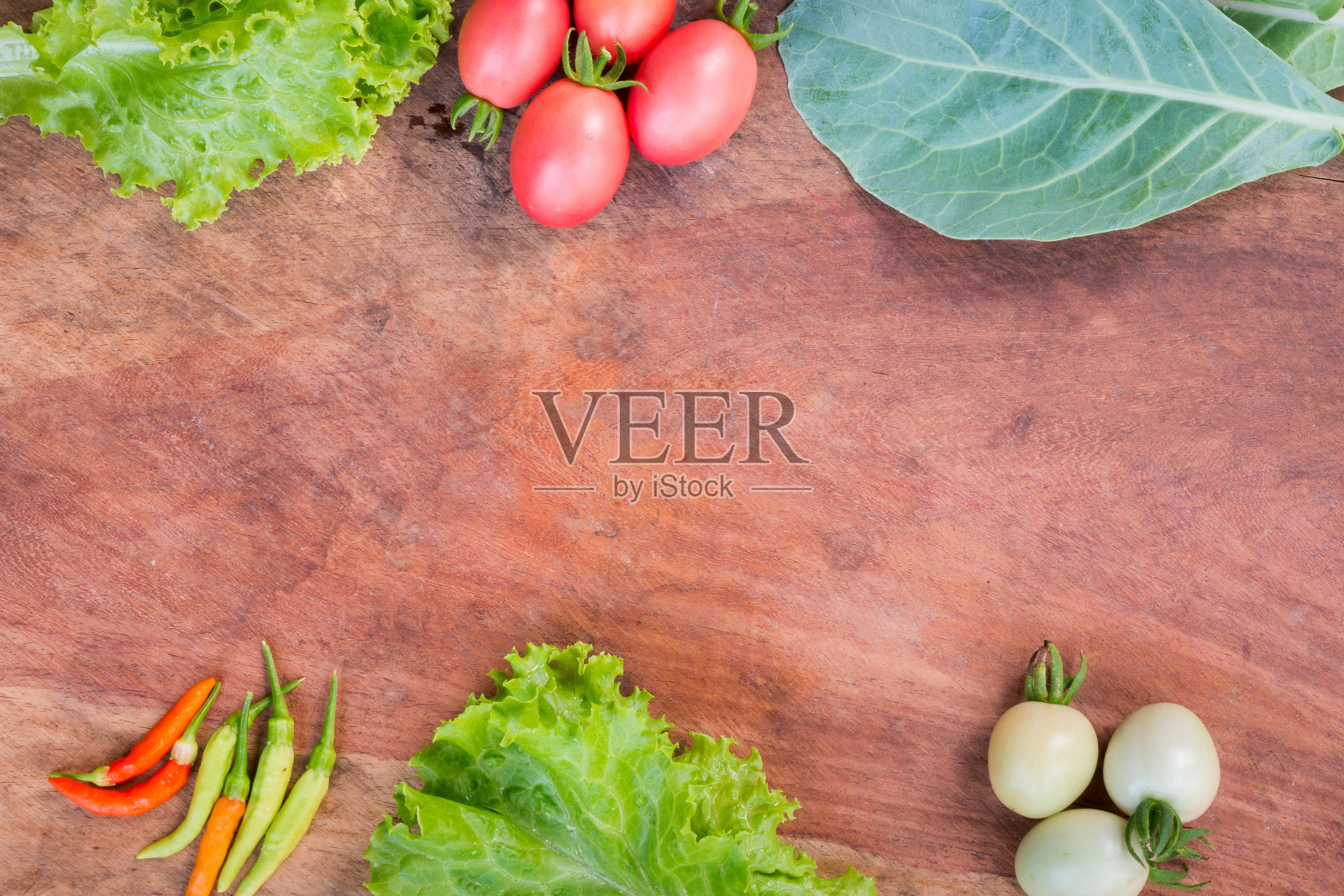 新鲜蔬菜，生菜，番茄，羽衣甘蓝和辣椒照片摄影图片