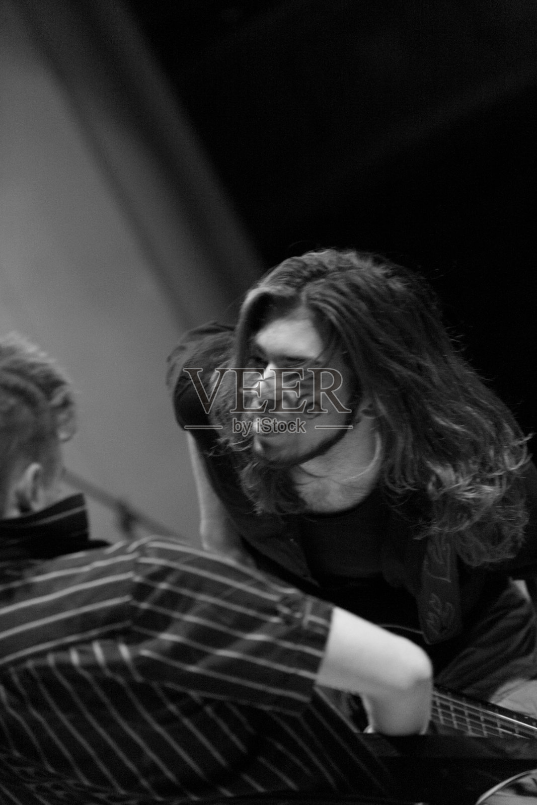 男孩或男人现场演奏电吉他照片摄影图片