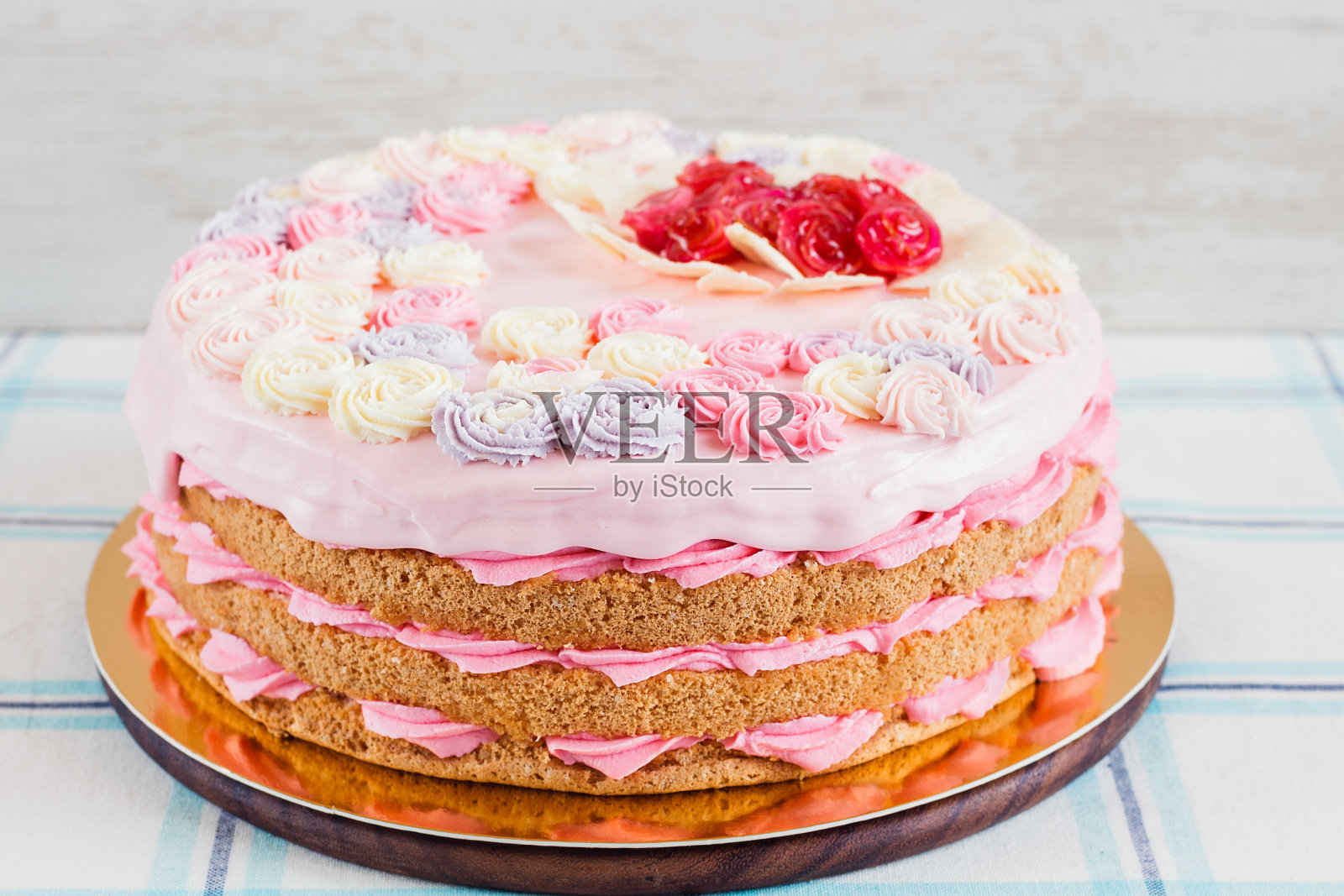 裸粉层蛋糕与玫瑰花环照片摄影图片