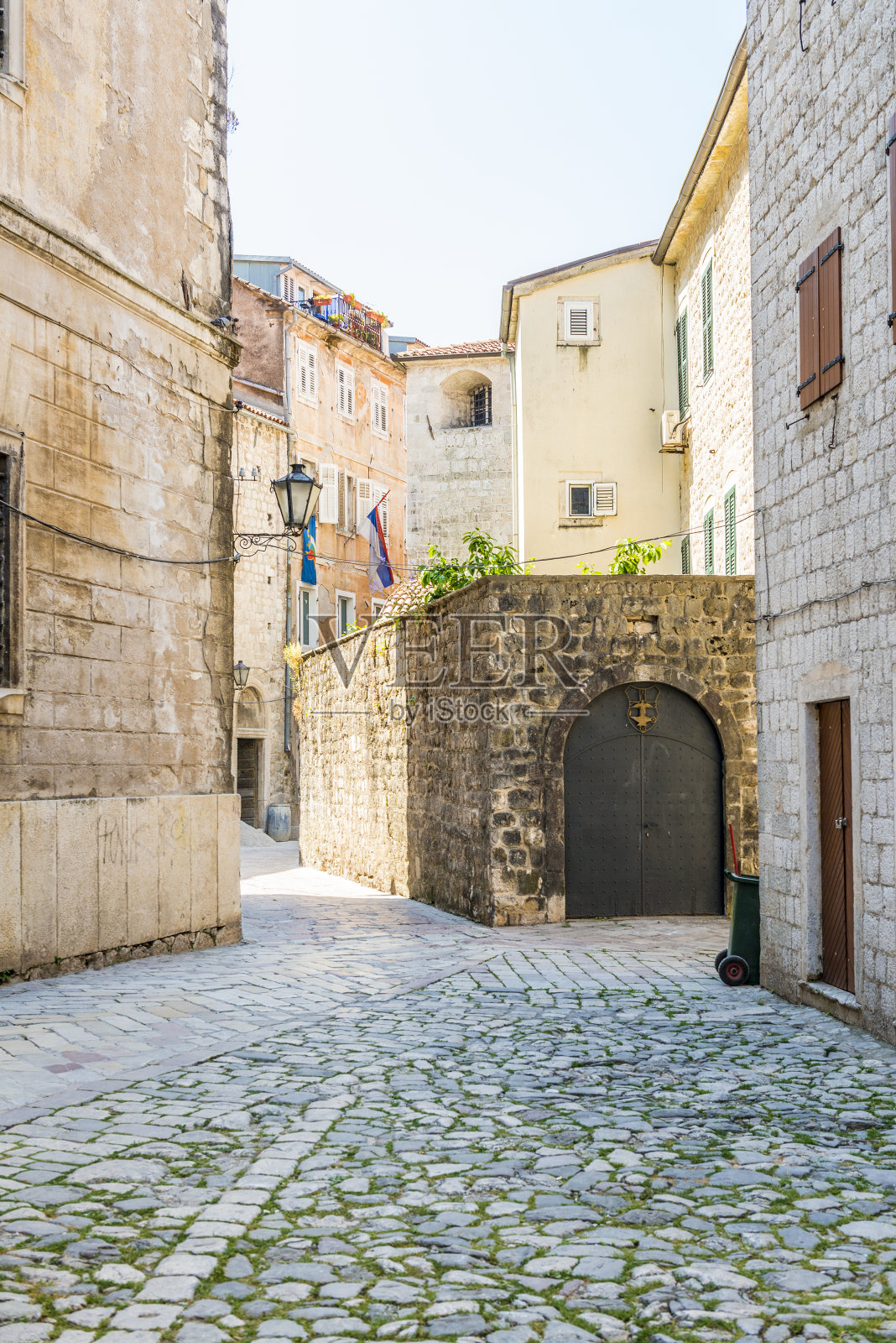 科托尔镇的古老街道、石屋和教堂照片摄影图片