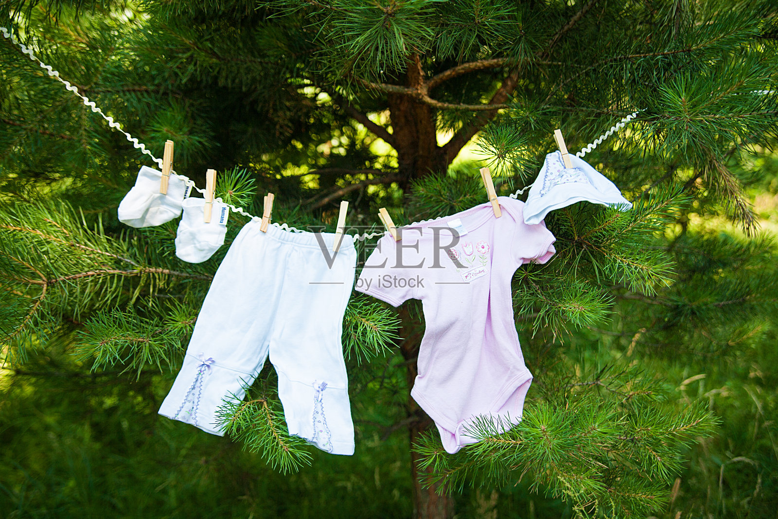 晾衣绳上挂着婴儿衣服照片摄影图片