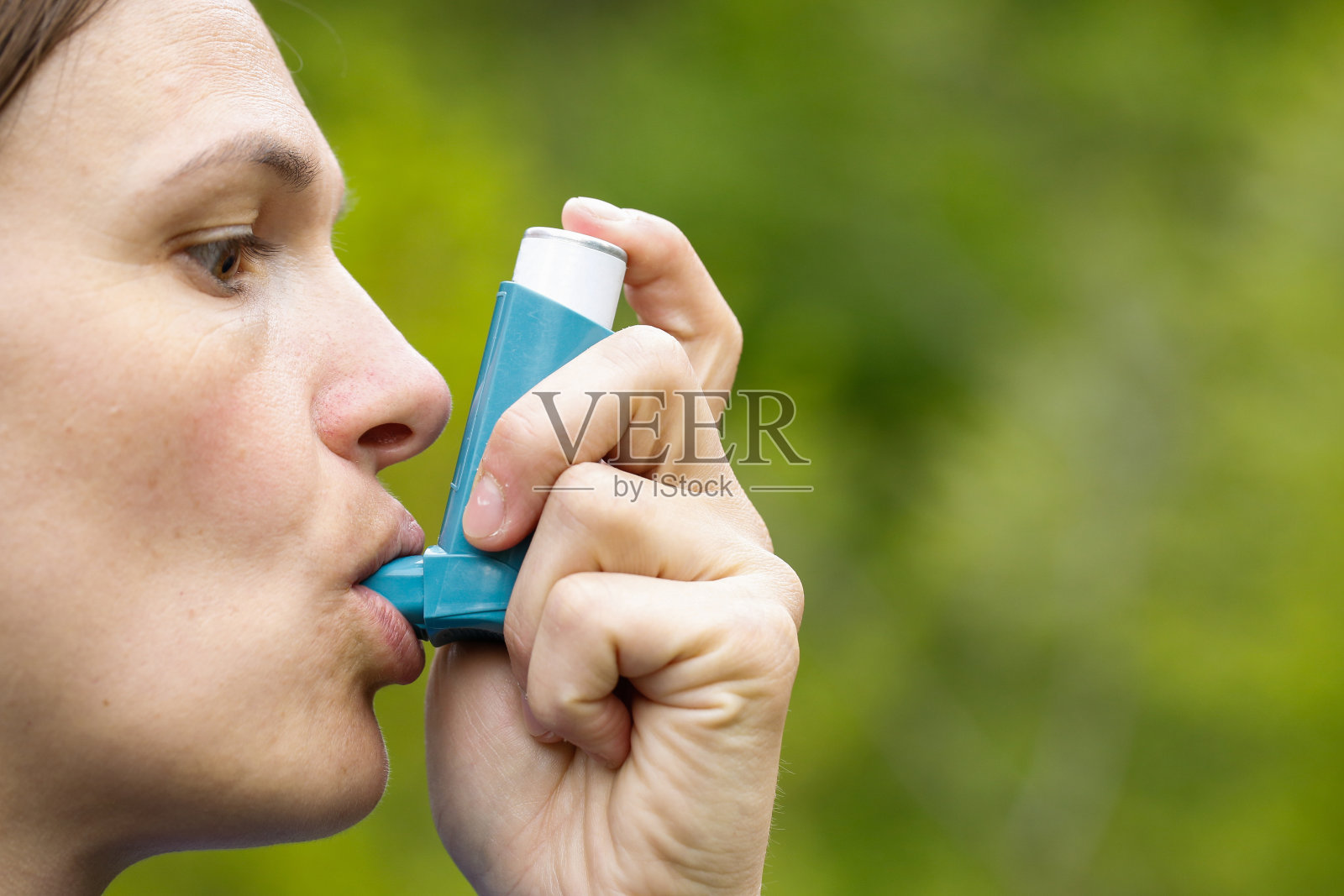 哮喘患者吸入药物照片摄影图片
