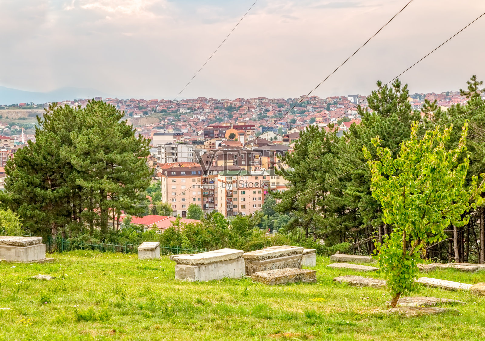 普里什蒂纳的犹太人墓地照片摄影图片
