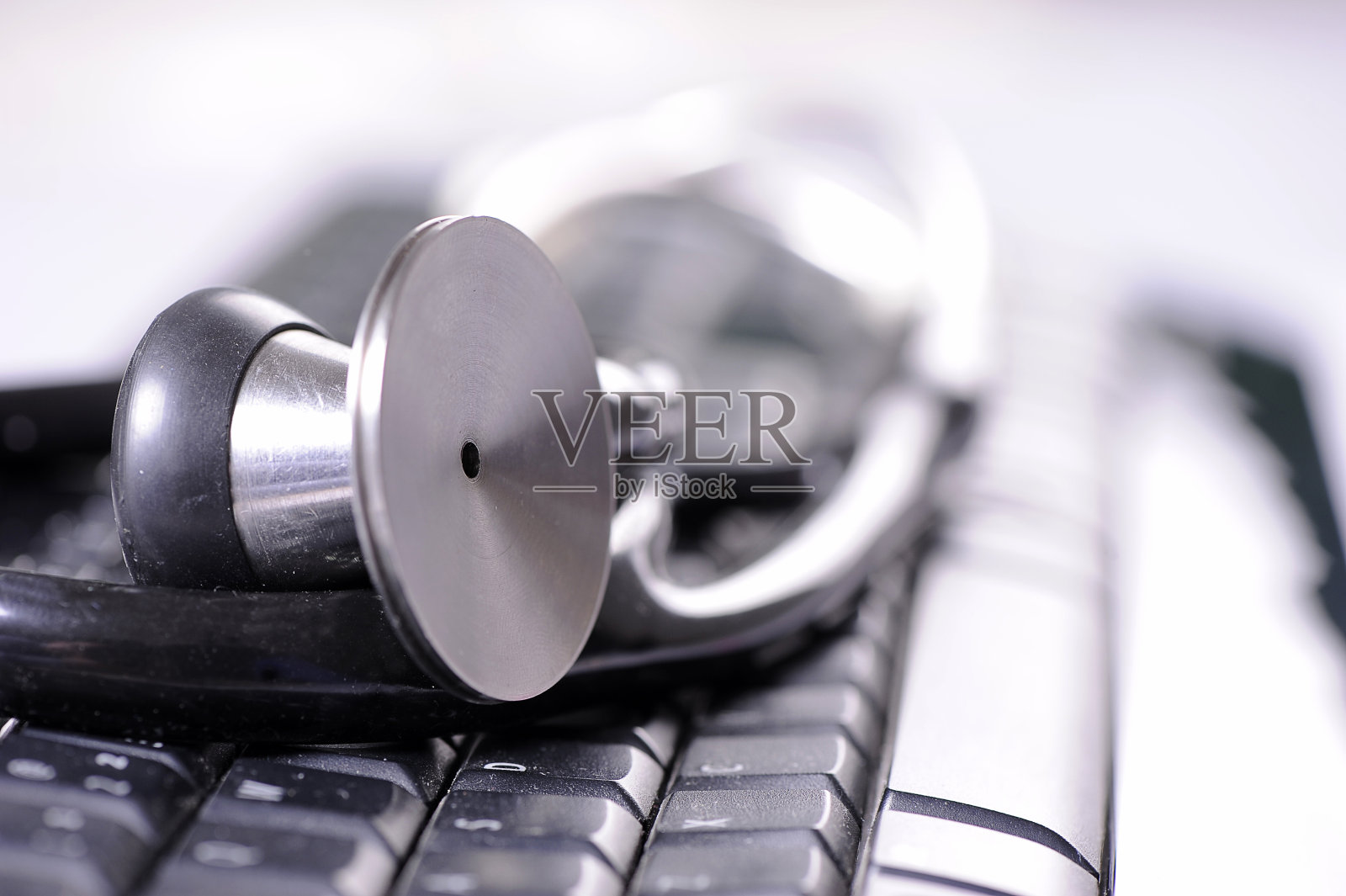 医用听诊器和键盘照片摄影图片