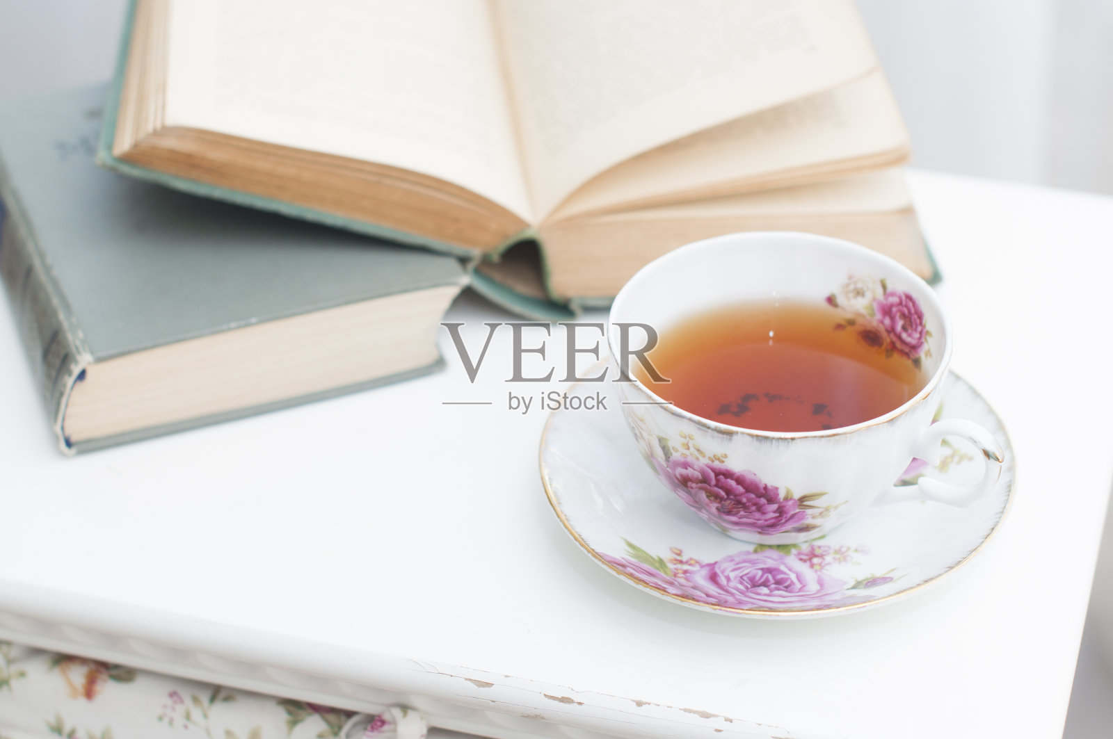 早餐，书和茶照片摄影图片