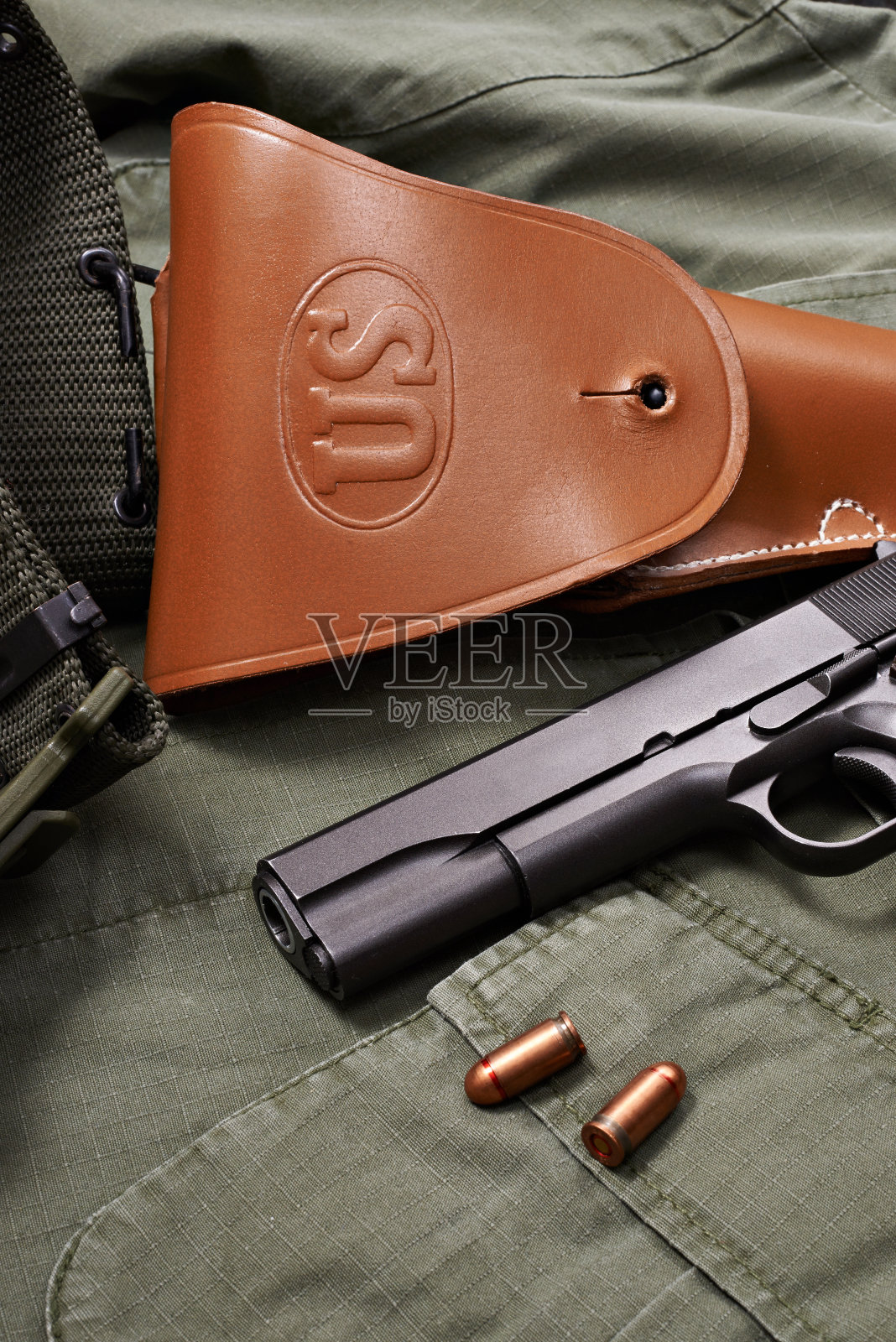 军服上放着柯尔特手枪和枪套照片摄影图片