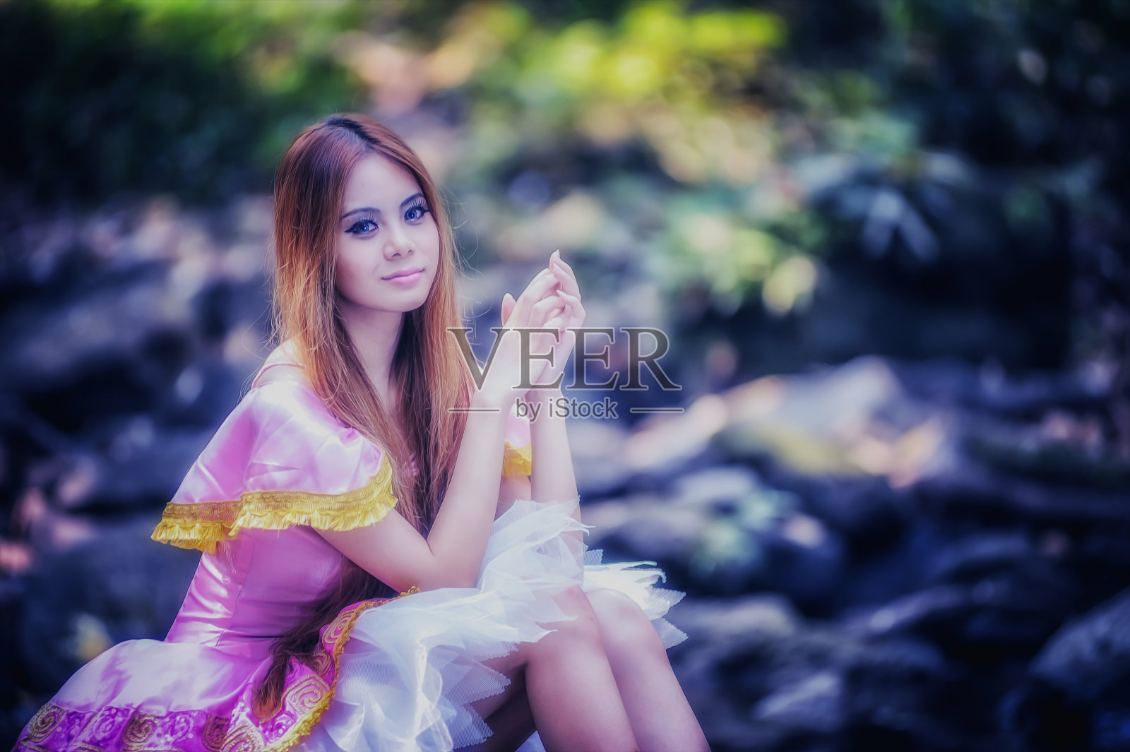 亚洲美丽的女孩在自然芭蕾舞裙照片摄影图片