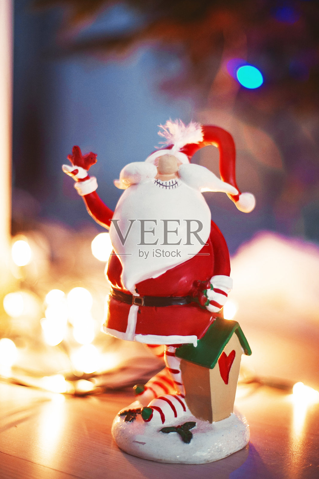 室内圣诞树上的圣诞玩具和彩灯照片摄影图片