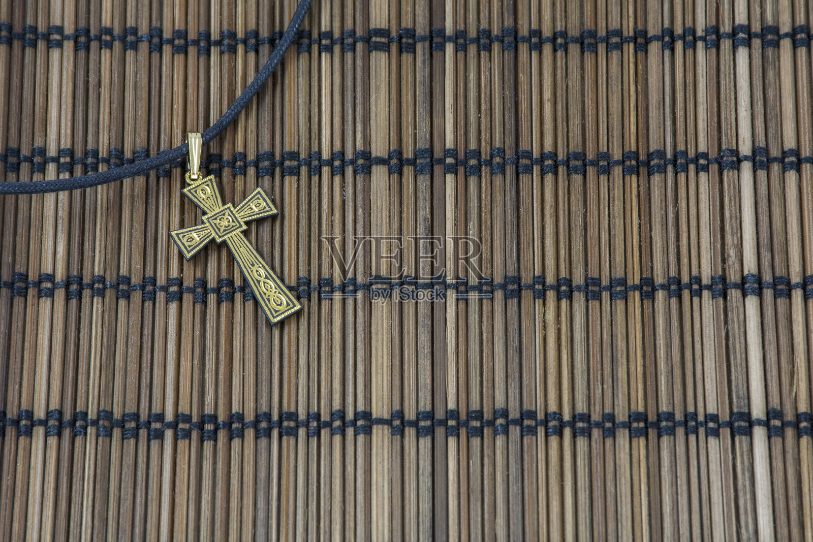 金十字架在柳条垫子上照片摄影图片