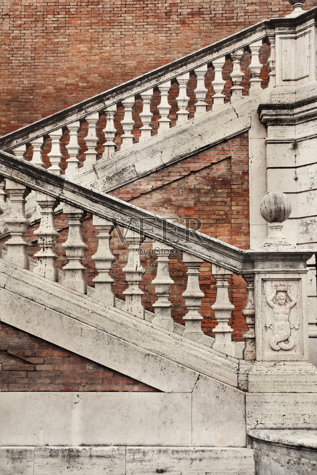 意大利罗马一幢老房子里有栏杆的楼梯照片摄影图片