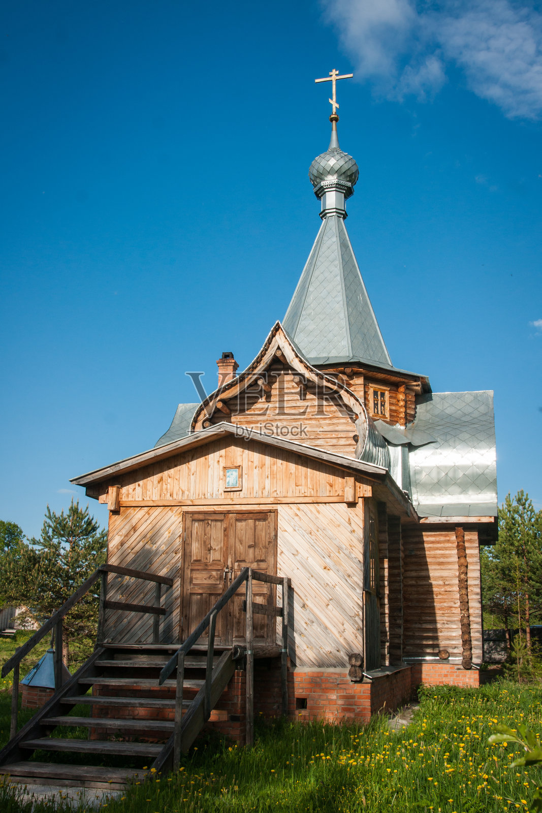 俄罗斯弗拉基米尔地区帕勒赫的谢尔盖沃的小木制教堂照片摄影图片