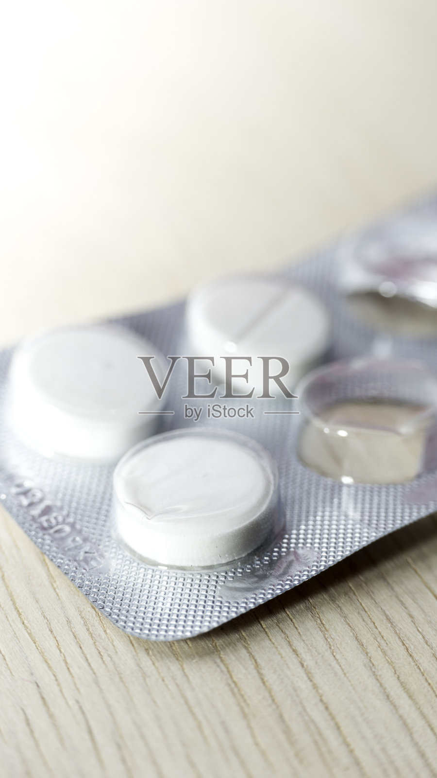 白色药片在桌子上。药丸从容器溢出。副本的空间。照片摄影图片