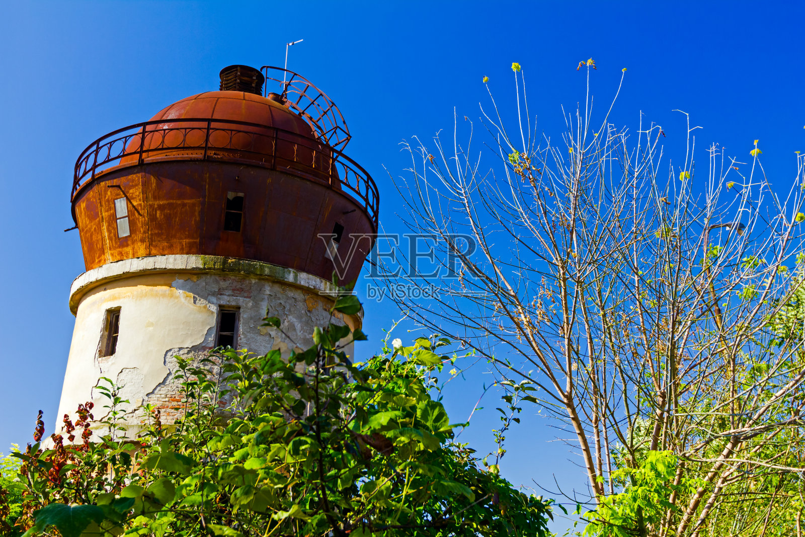 老式水塔照片摄影图片